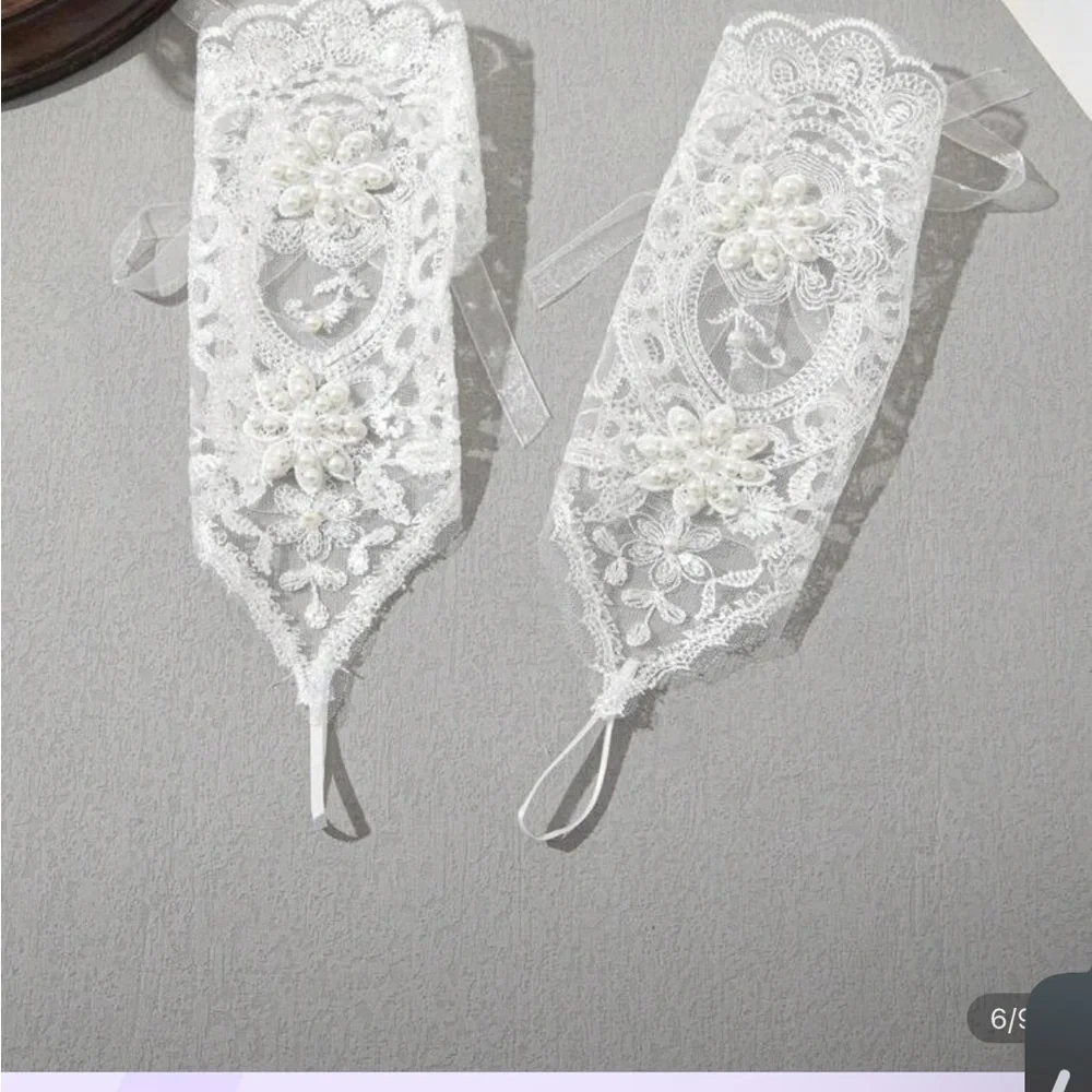 Elegant White Floral Lace Gloves